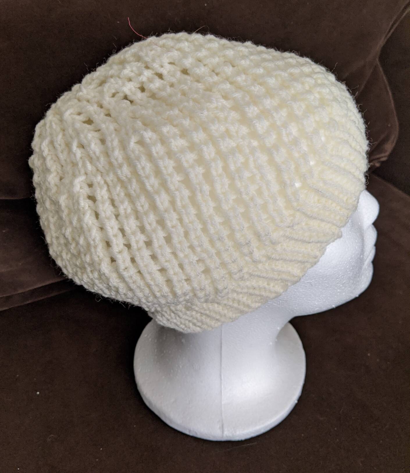 Neue Handgemachte Weiche Weiße "Spin Cycle" Strickmütze - Medium Neue Handgemachte Weiche Weiße "Spin Cycle" Strickmütze - Medium von YarnItAnyWay