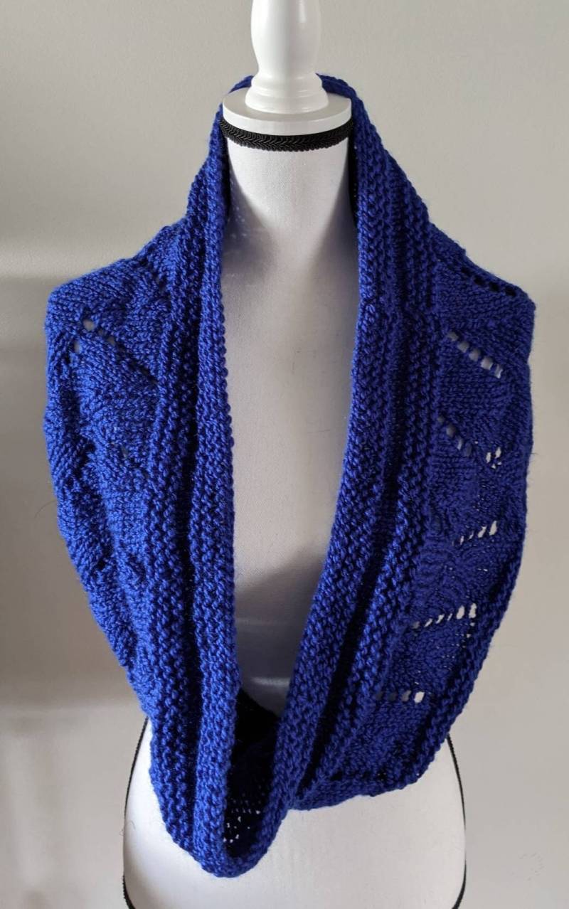 Neuer Handgemachter Infinity-Schal in Royal Blau Rainbow Classic - 26 cm X 114 von YarnItAnyWay