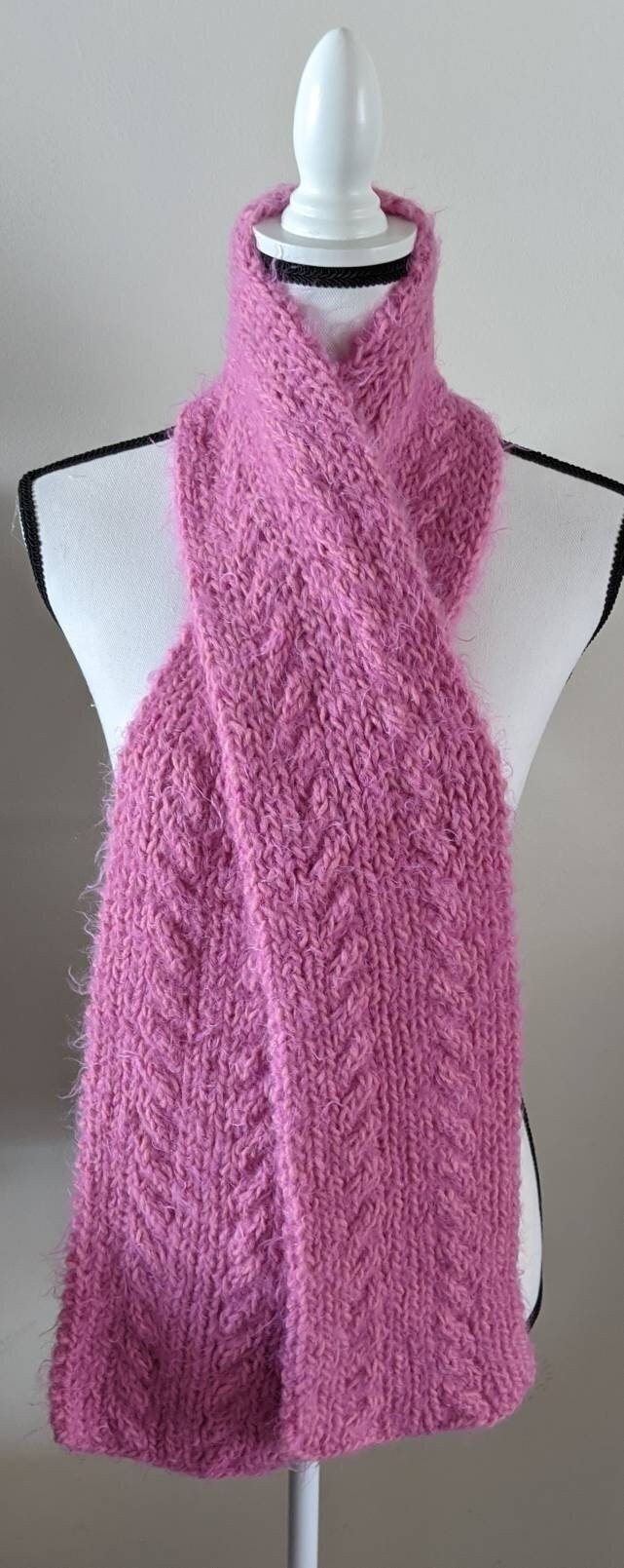 Neuer Handgemachter Sträußchen-Schal Mit Zopfmuster - 14 cm X 166 Neuer Handgemachter Sträußchen-Schal Mit Zopfmuster - 14 cm X 166 von YarnItAnyWay