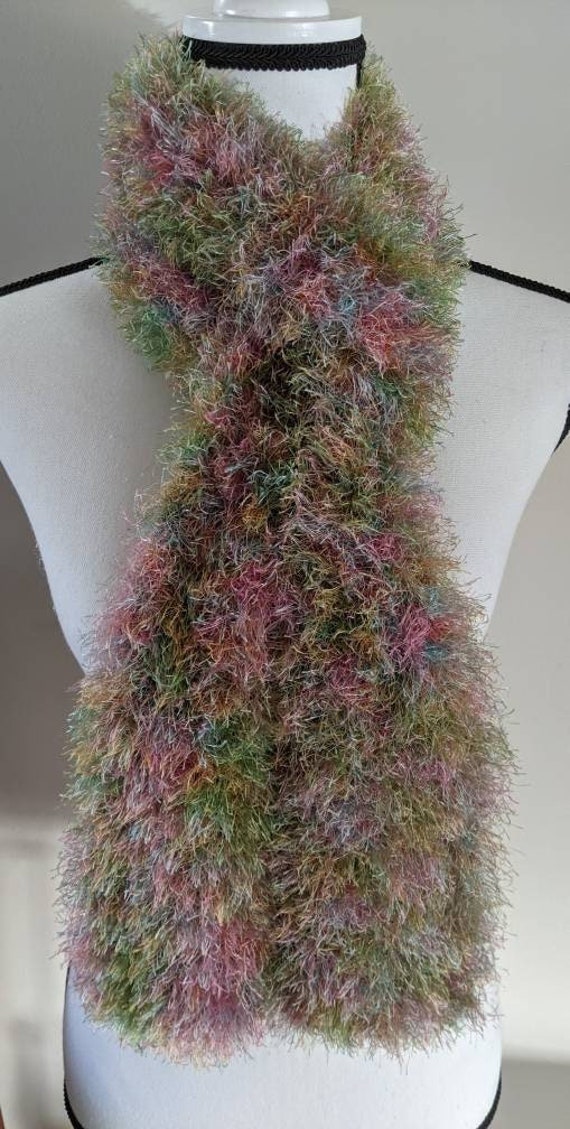 Neuer Handgemachter Gestrickter Schal Aus Regenbogen-Lash-Garn - 11 X 16 cm | Die Bilder Sind Dunkler Als Die Tatsächliche Wolle Siehe Garnbild Neuer Handgemachter Gestrickter Schal Aus Regenbogen-Lash-Garn - 11 X 16 cm | Die Bilder Sind Dunkler Als Die Tatsächliche Wolle Siehe Garnbild von YarnItAnyWay