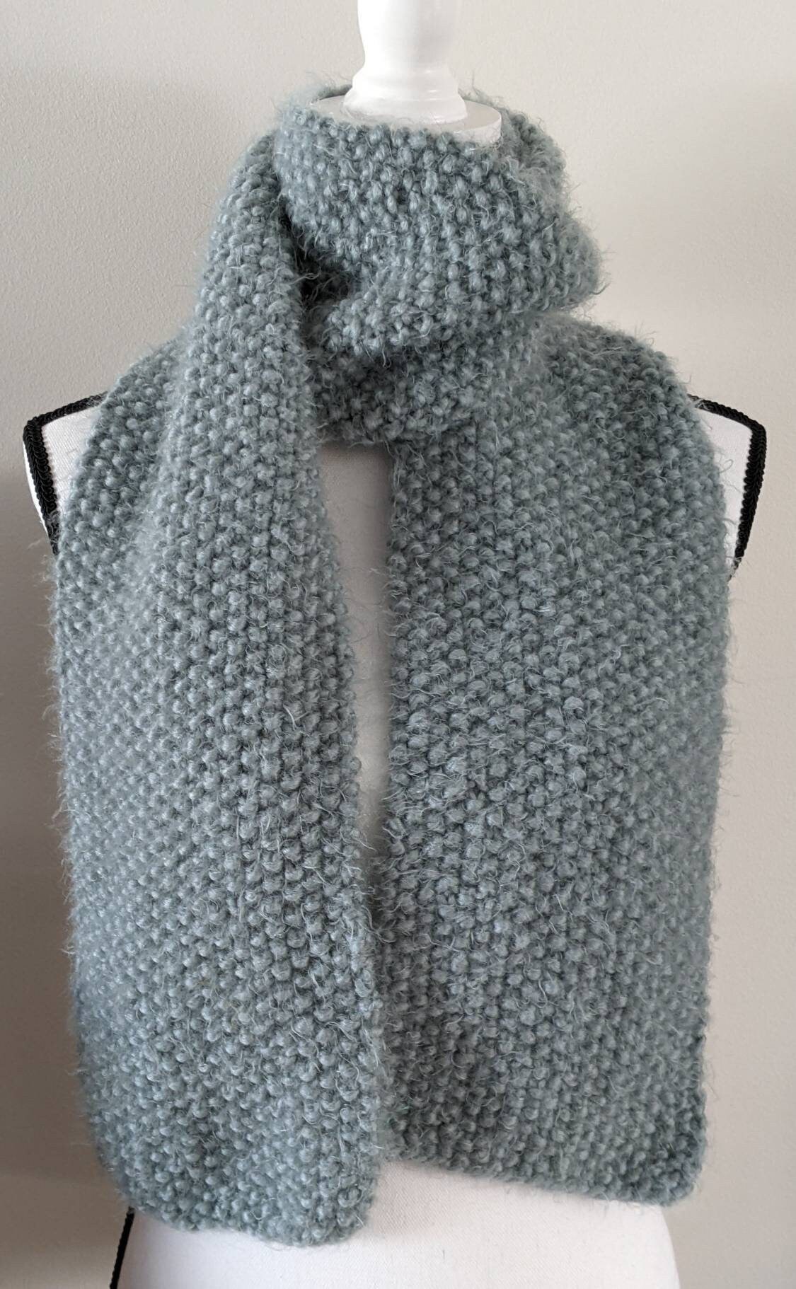 Neuer Handgemachter Warmer, Dicker, Weicher Und Flauschiger Strickschal in Salbeifarbenem Engelshaar - 18 X 166 cm Neuer Handgemachter Warmer, Dicker, Weicher Und Flauschiger Strickschal in Salbeifarbenem Engelshaar - 18 X 166 cm von YarnItAnyWay