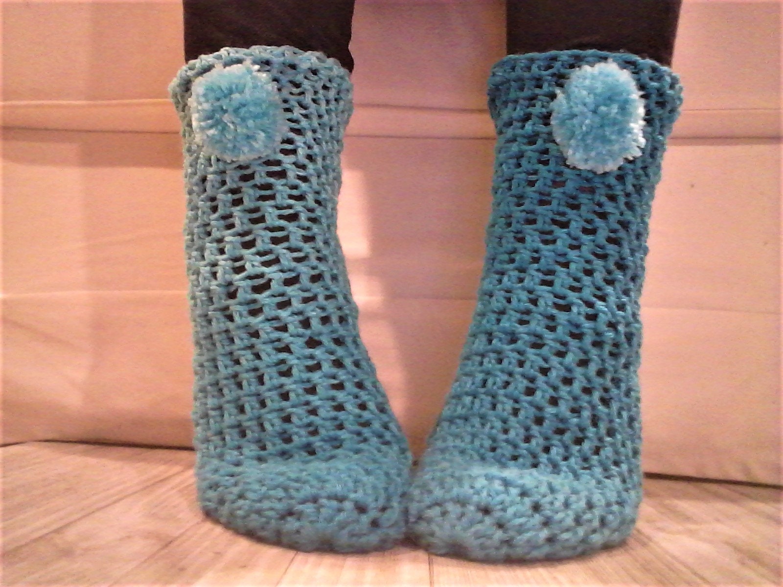 Taucher Blau Und Pink Pom Pantoffel Socken, Socke, Gemütlich, Warm, Lecker, Süß, Warm Wohlig, Ich Liebe Dich, Nur Weil, Winter, Valentinstag Taucher Blau Und Pink Pom Pantoffel Socken, Socke, Gemütlich, Warm, Lecker, Süß, Warm Wohlig, Ich Liebe Dich, Nur Weil, Winter, Valentinstag von YarnNeedlesCoffee