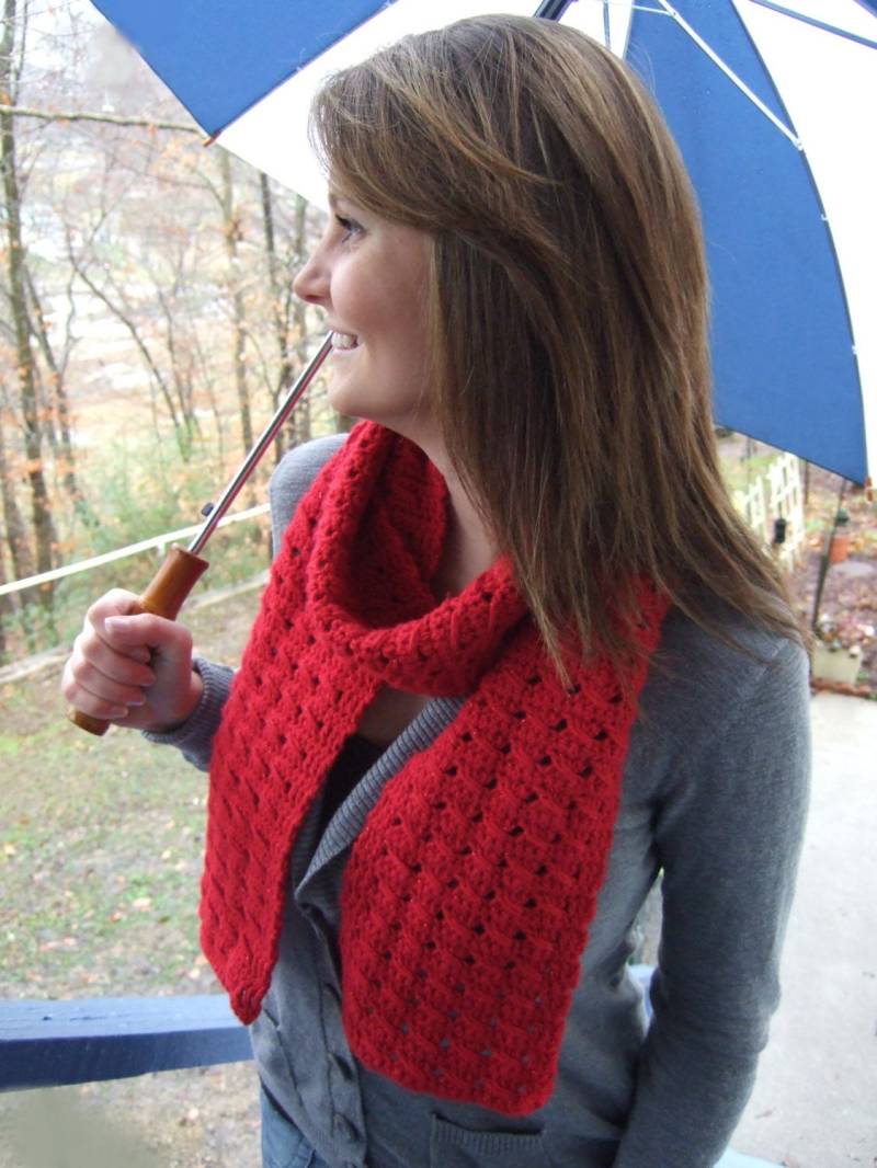 Infinity Schal Für Frauen Kreis Schleife Rot Funkelt Geschenk Ihre Rote Unendlichkeit Häkeln von YarnOverAndStitched