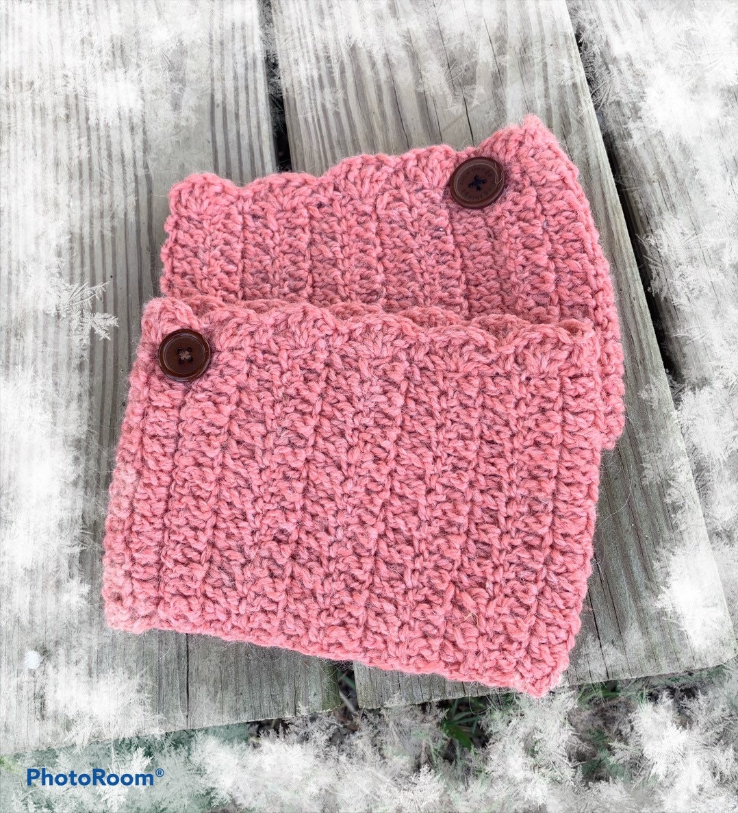 Boot Toppers, Häkeln, Pfirsich Mit Braunem Holzknopf Akzent, Erwachsene, 15 "Umfang, Winterkleidung, Weihnachtsgeschenk, Einzigartiges Geschenk von YarnShackLlamasOhio