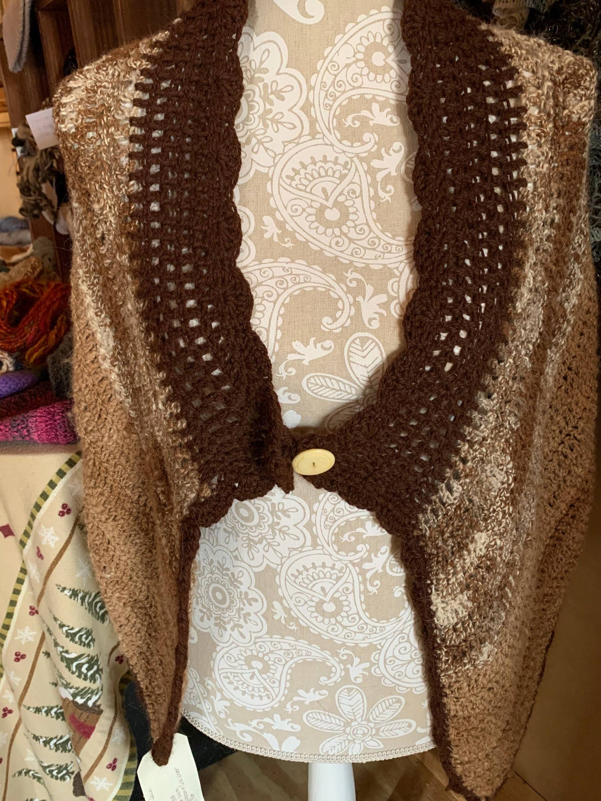 Brauner Alpaka-Schal, Brauner Tweed, Handgehäkelt, Auf Dem Bauernhof Angehoben, Natürliche Alpaka-Mischkleidung. Alpaka Wrap, Geschenk Für Mama von YarnShackLlamasOhio