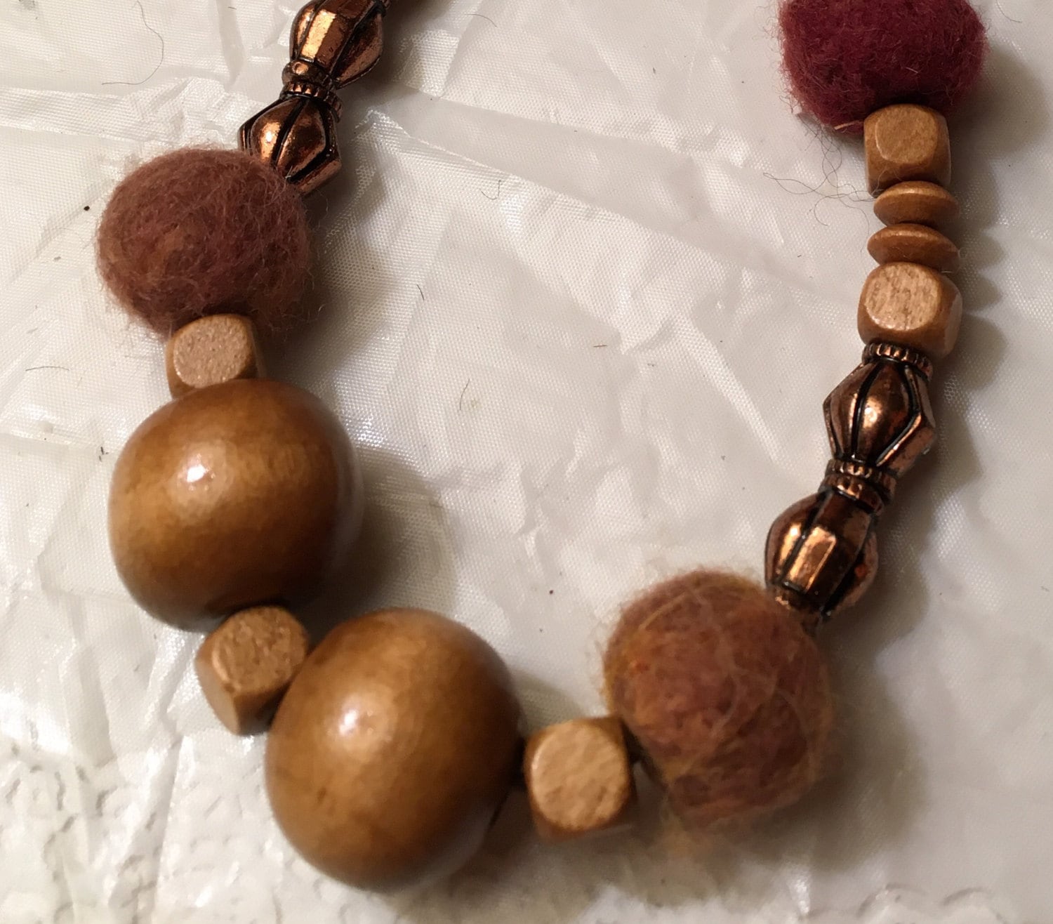 Gefilzte Perlenkette, Wollfilzkugel Halskette Mit Holzperlen, Boho Style Holzfilz Beste Freundin Geschenk, Süßes Geschenk Für Mama von YarnShackLlamasOhio