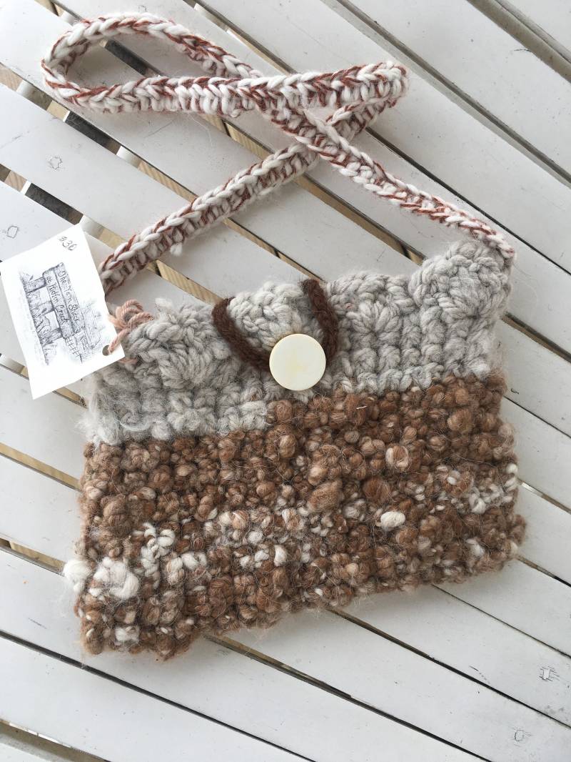 Gehäkelte Umhängetasche, Naturbraun Und Weiß Lama Garn, Mittelgroße Handtasche, Bester Freund Geschenk, Niedliches Geschenk Für Mama von YarnShackLlamasOhio
