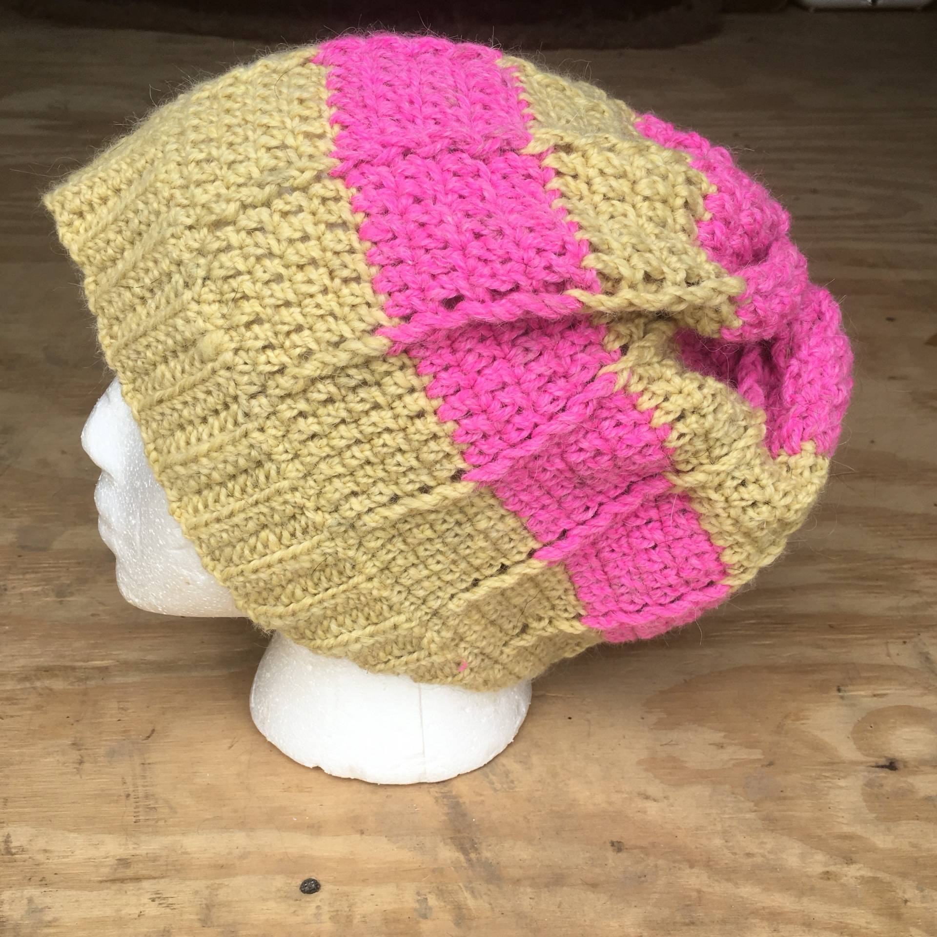Gehäkelter Hut Der Frau, Winterfrauenhut, Freundin, Natürliches Lama Gelb Und Hellrosa Gefärbt, Geschenk Für Schwester, Valentinstaggeschenk von YarnShackLlamasOhio