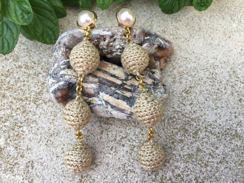 Handgefertigte Gold Häkelperlen Tropfen Ohrringe Statement Boho Schmuck von YarnUnique