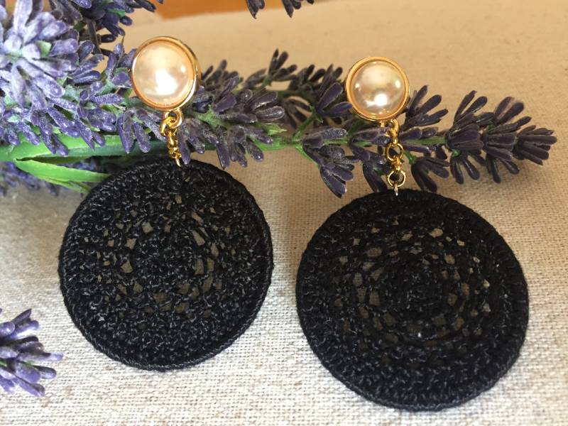 Handgefertigte Häkelspitze Ohrringe Schwarzer Boho Statement Schmuck von YarnUnique