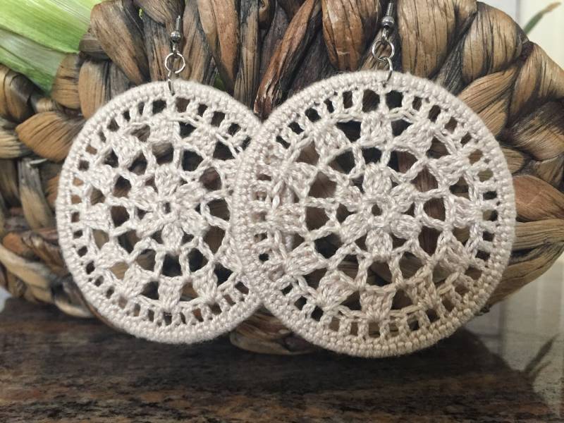 Handgemachte Blumen Spitzen Häkelohrringe Boho Statement Schmuck von YarnUnique