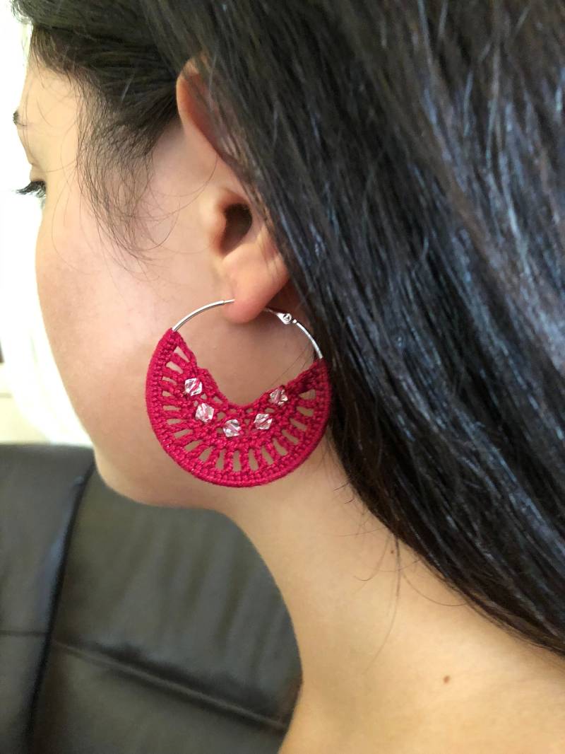 Handgemachte Gehäkelte Halbmond Creolen Boho Statement Schmuck von YarnUnique