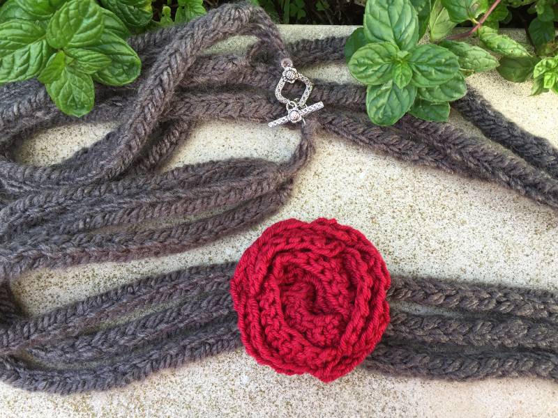 Handgemachte Gehäkelte Pfingstrosen-Halskette Boho Statement Schmuck von YarnUnique