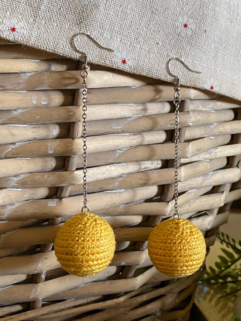 Handgemachte Gehäkelte Pom Hängeohrringe Boho Statement Schmuck von YarnUnique
