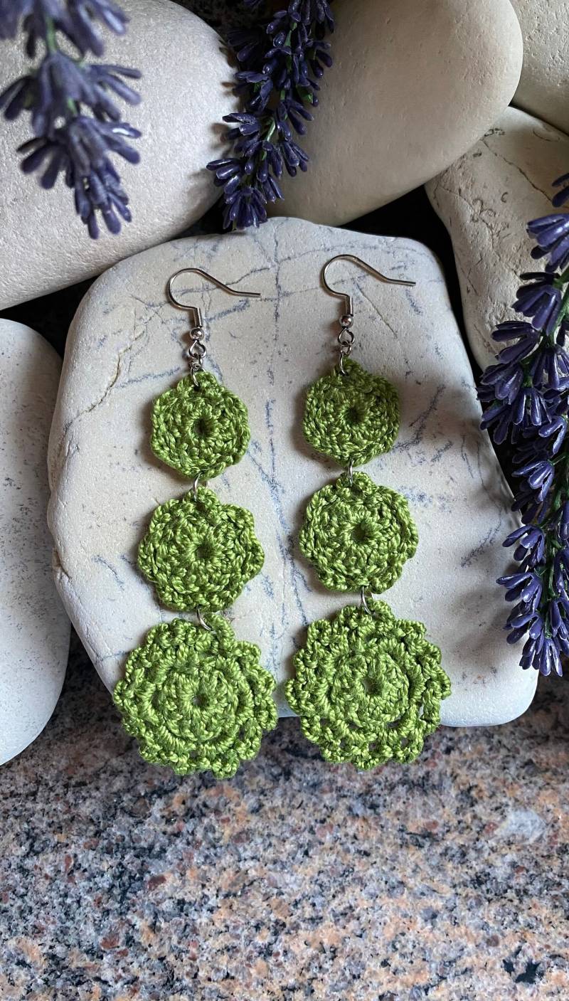 Handgemachte Häkelohrringe Anemone Blume Statement Vintage Schmuck von YarnUnique