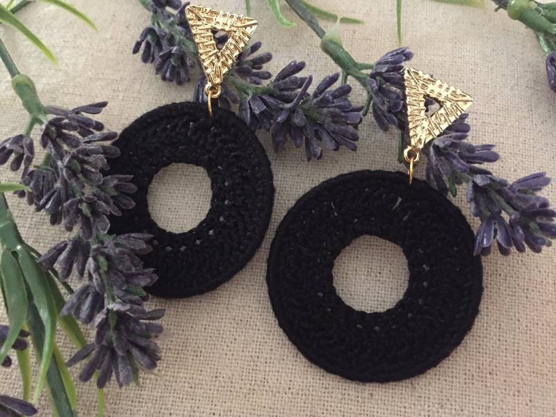 Handgemachte Häkelohrringe Goldener Dreieck Boho Schmuck von YarnUnique