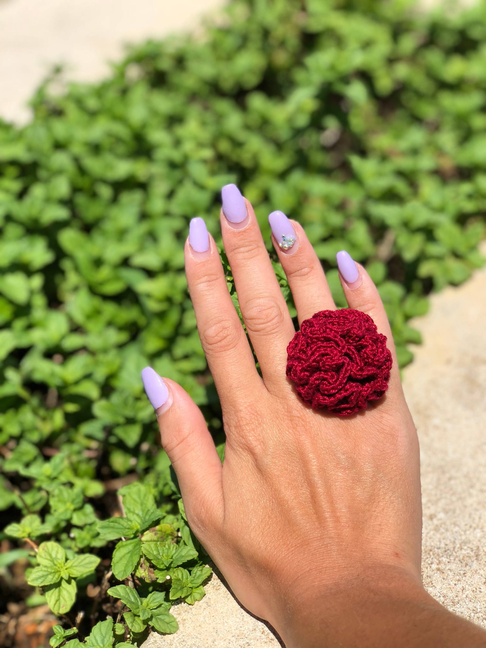 Handgemachter Gehäkelter Gartenrosenring Verstellbarer Boho-statement-Schmuck von YarnUnique