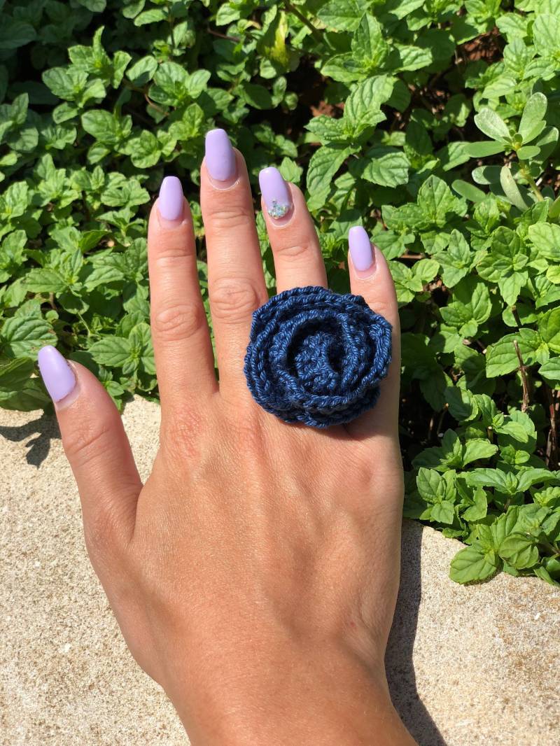 Handgemachter Gehäkelter Pfingstrosen-Ring Einstellbarer Boho-statement-Schmuck von YarnUnique