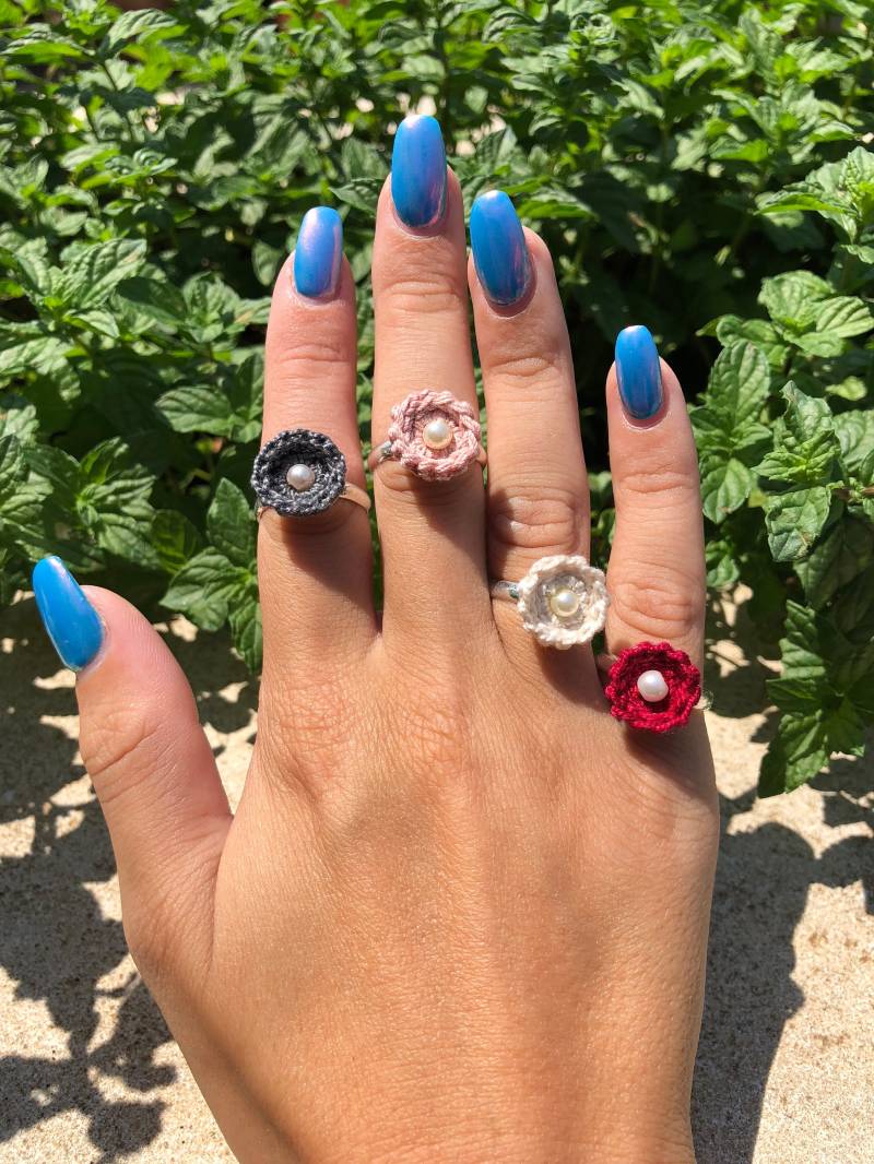 Handgemachter Gehäkelter Seerosenring Verstellbarer Boho Statement Schmuck von YarnUnique