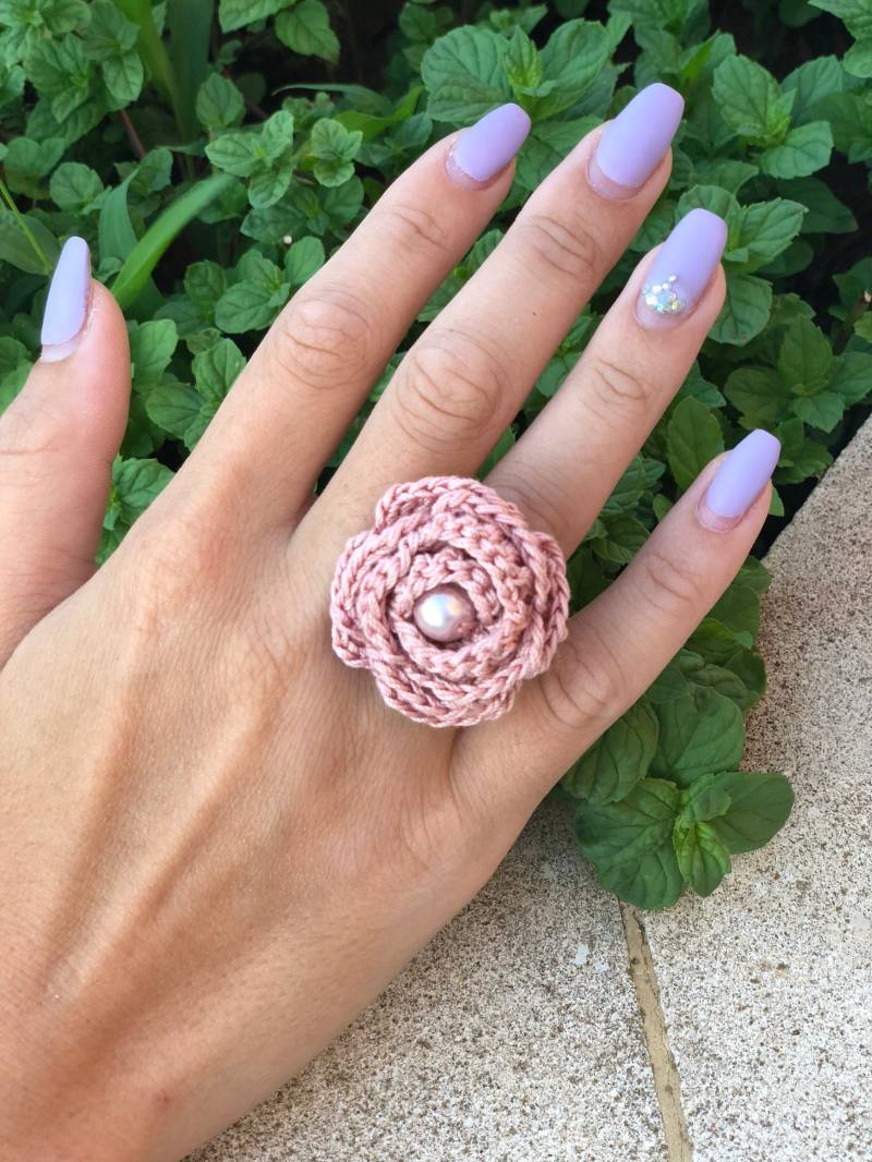 Handmade Häkelperlen Ring Boho Statement Schmuck von YarnUnique