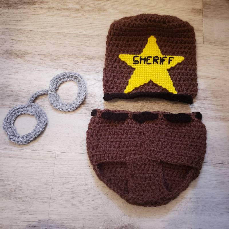 Sheriff Mütze, Windel Cover Und Handschellen Für Babys - 0-3Monate Bis 18Monate Gleiche Preis-Beliebige Farbe von YarnabingYarnaboom