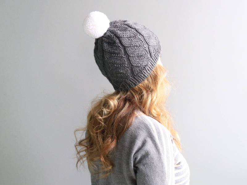 Sofort Lieferbar - Wolle & Acryl Hut/Big Garn Pom Slouchy Beanie Kohle Grauen Asche "Fiona Hat" Mit Weißen von YaroslavaHandmade