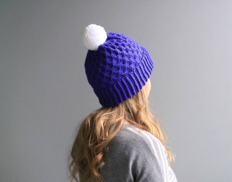 Sofort Lieferbar - Wolle & Acryl Hut/Big Garn Pom Slouchy Beanie Violett Weiß "Bienenkorb" von YaroslavaHandmade
