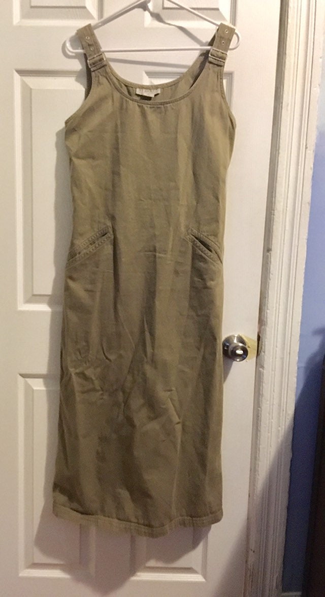 90Er Jahre Lange Khaki Kleid 90Er Jahre Lange Khaki Kleid von YarrowPlantNursery