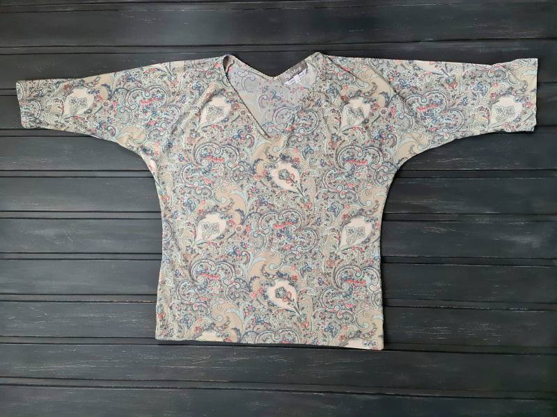 Max Mara T-Shirt Bluse Mit Paisleymuster Auf Grauem Hintergrund Max Mara T-Shirt Bluse Mit Paisleymuster Auf Grauem Hintergrund von YaskeUA