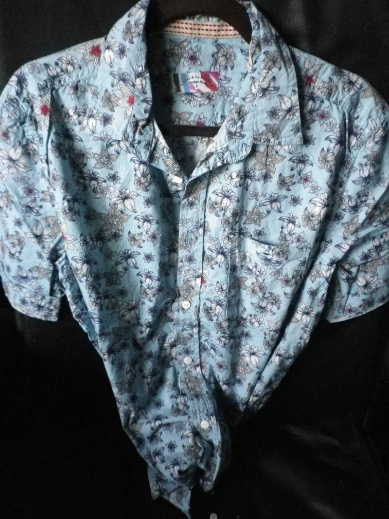 Blaues Halbarm T-Shirt Mit Kragen, Blumenmuster, Baumwoll-Batist, Doppelt Genäht, Versandkostenfrei Refub3 | Weiss von YatesandCoLondon