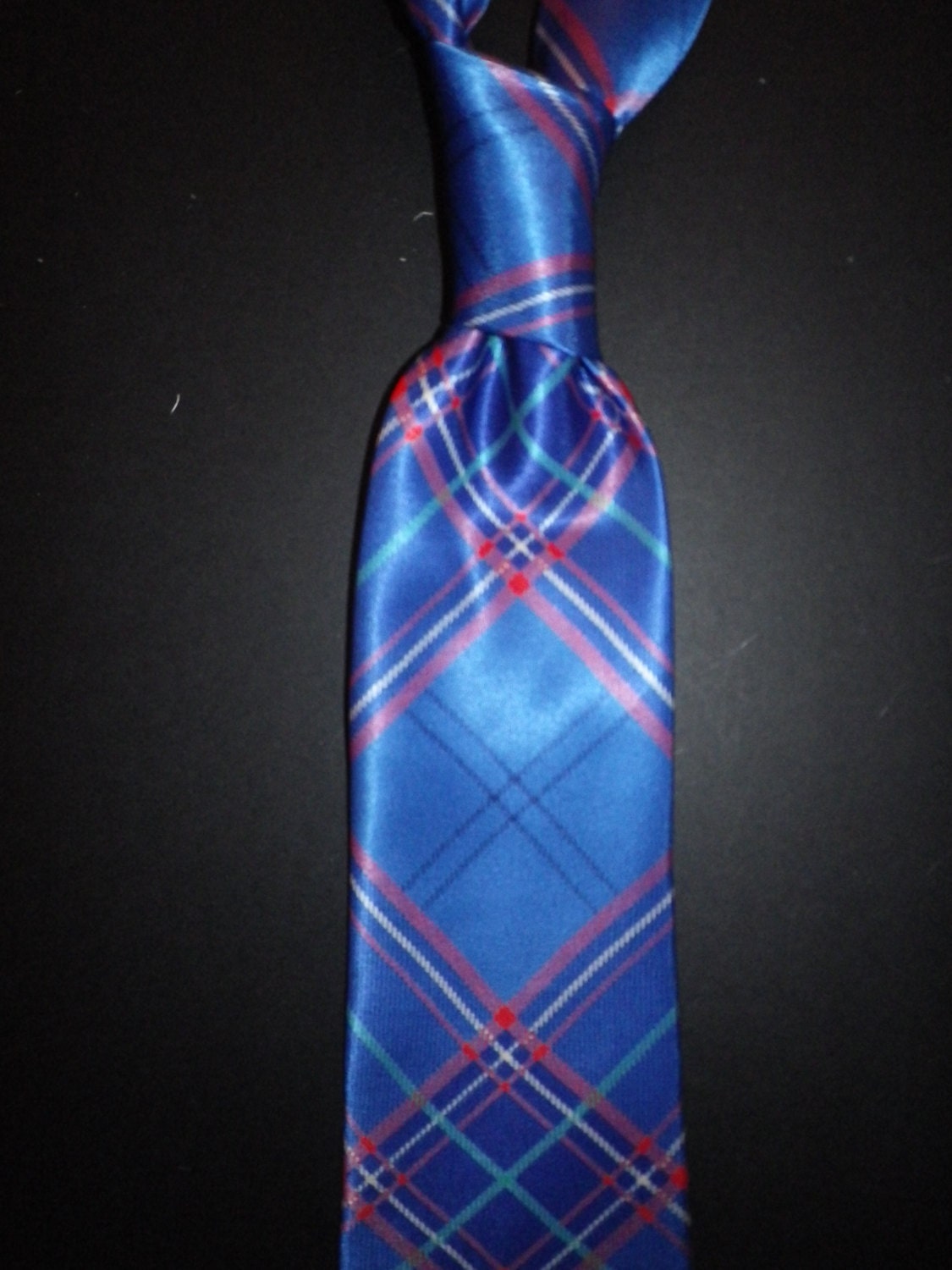 Elegante Satin Duchesse Blau Karierte Krawatte, Einzigartiges Tartan Inspiriertes Design, Handgefertigt in England, Schönes Geschenk Für Einen von YatesandCoLondon