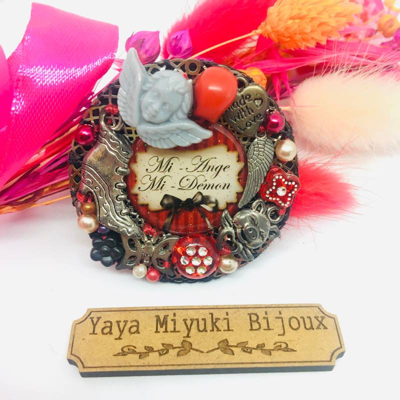 Ausgefallene Brosche „Mi Engel - Mi Dämon"/Aufgenähte Charms Und Perlen von YayaMiyuki