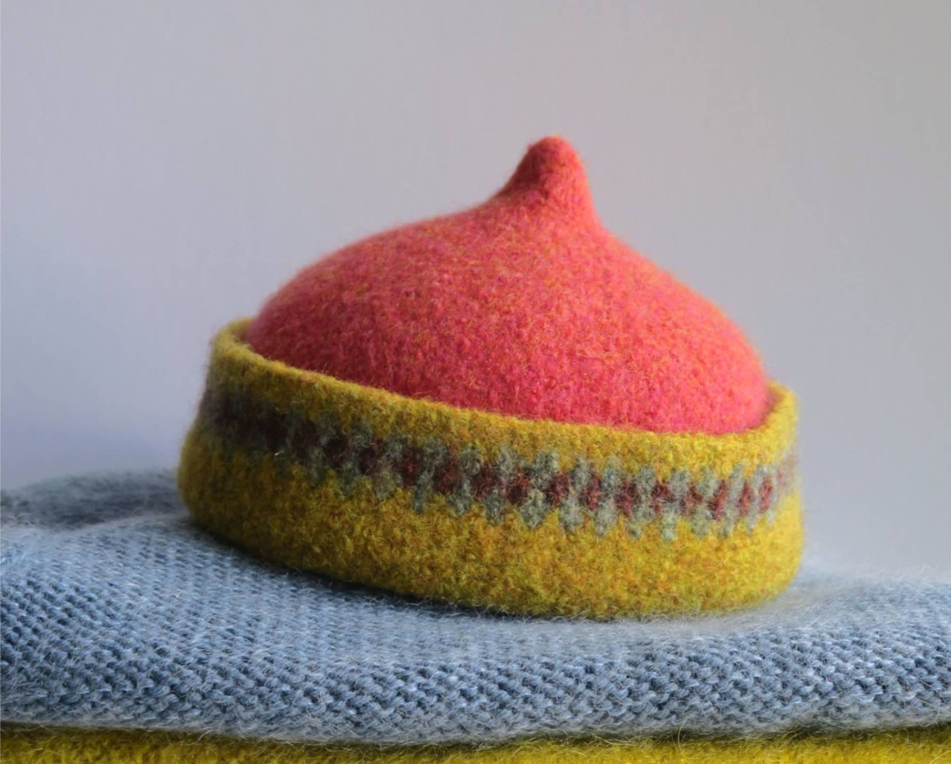 Mustard Yellow Patterned Edge & Red Top Wool Hat, Handmade Winter Woolen Hat von YayiAndPony