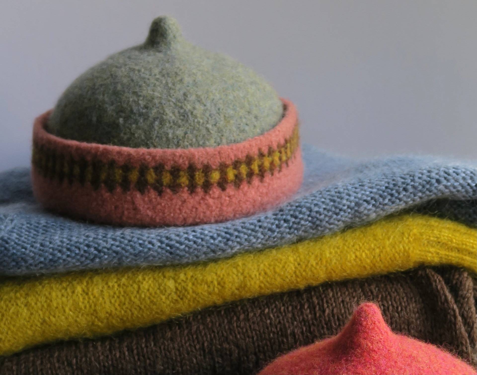 Pink Patterned Edge & Gray Top Woolen Hat, Handmade Winter Hat von YayiAndPony