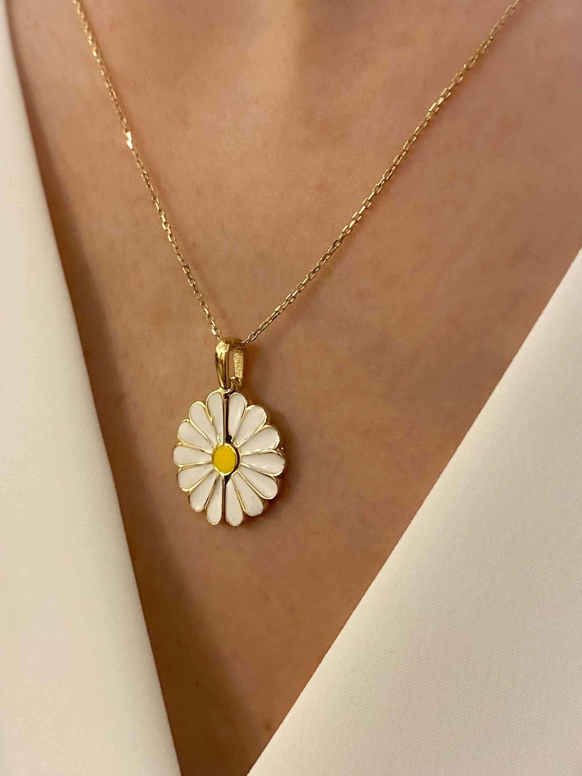 14K Gold Daisy Anhänger, Blume Mit Anpassbarer Münze, Halskette, Charm, Minimalistisch, Geschenk Für Sie, Goldkunst von YazalJewelery