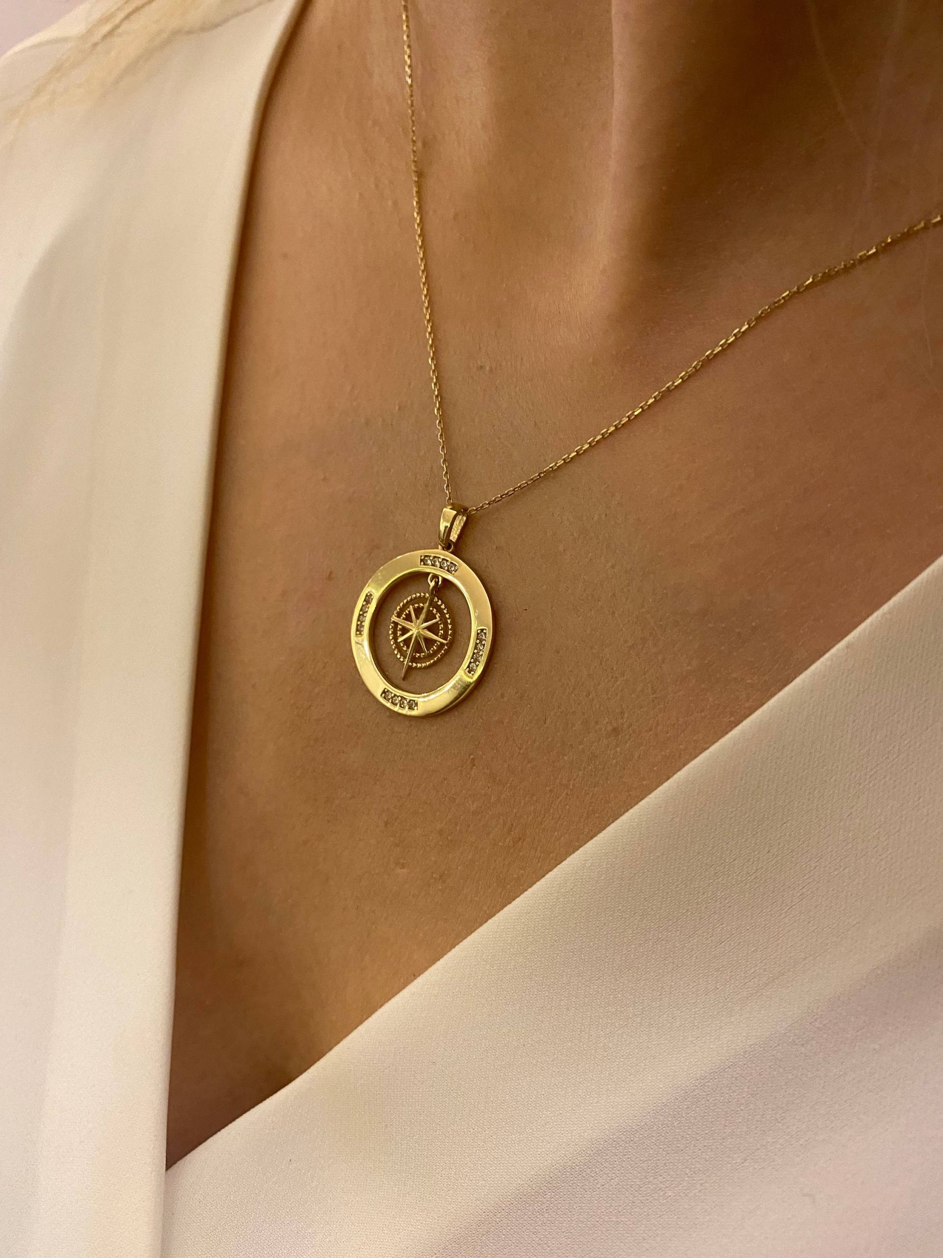14K Gold Kompass Halskette, Mit Diamant Charme, Personalisierter Kompass, Benutzerdefinierter Anhänger, Geschenk Des Reisenden 14K Gold Kompass Halskette, Mit Diamant Charme, Personalisierter Kompass, Benutzerdefinierter Anhänger, Geschenk Des Reisenden von YazalJewelery