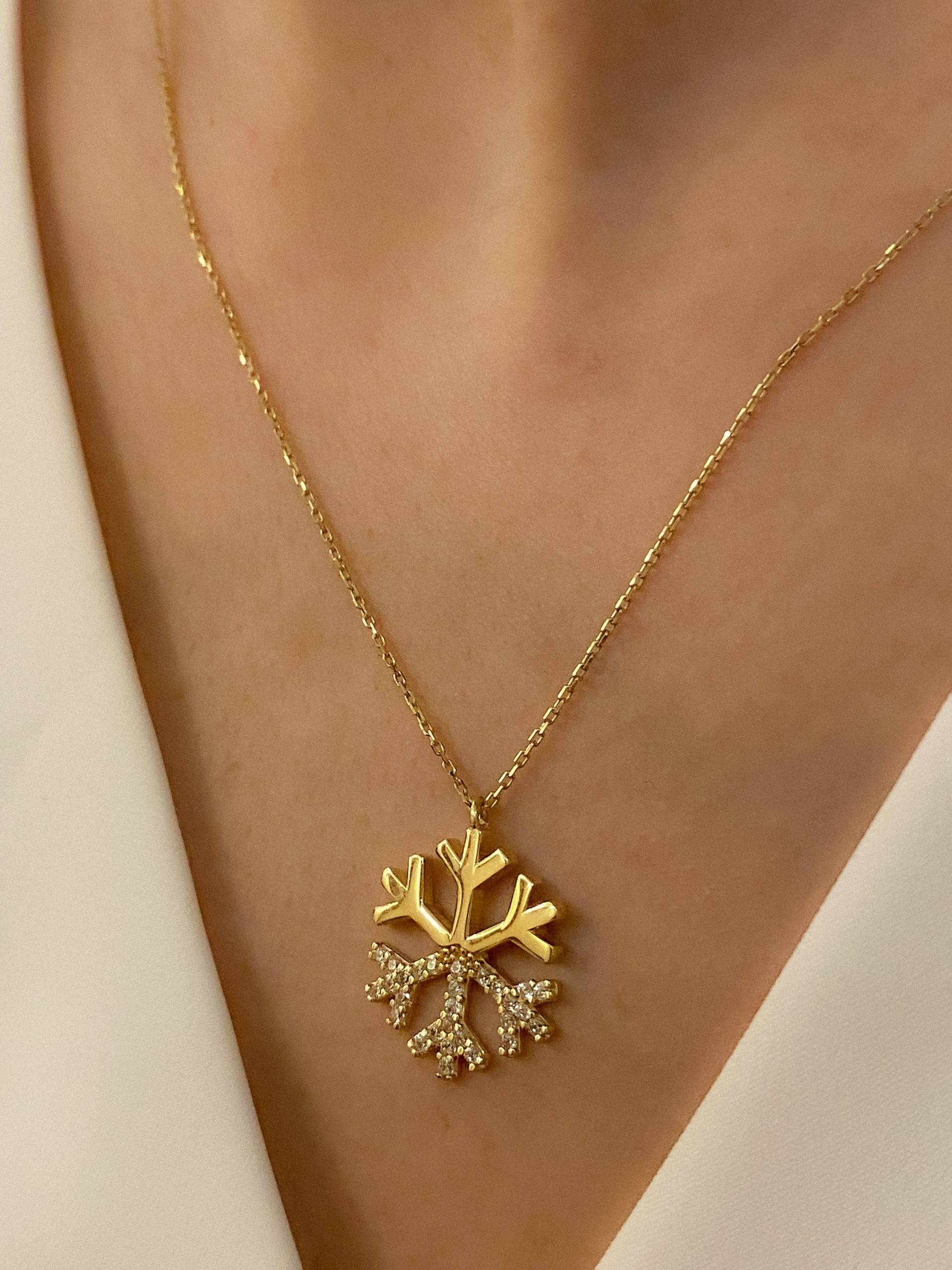 14K Massive Gold Schneeflocke Mit Diamanten Halskette, Anhänger, Handgemachter Benutzerdefinierter Schneeflocken Geschenk Für Sie, Minimalistisch von YazalJewelery