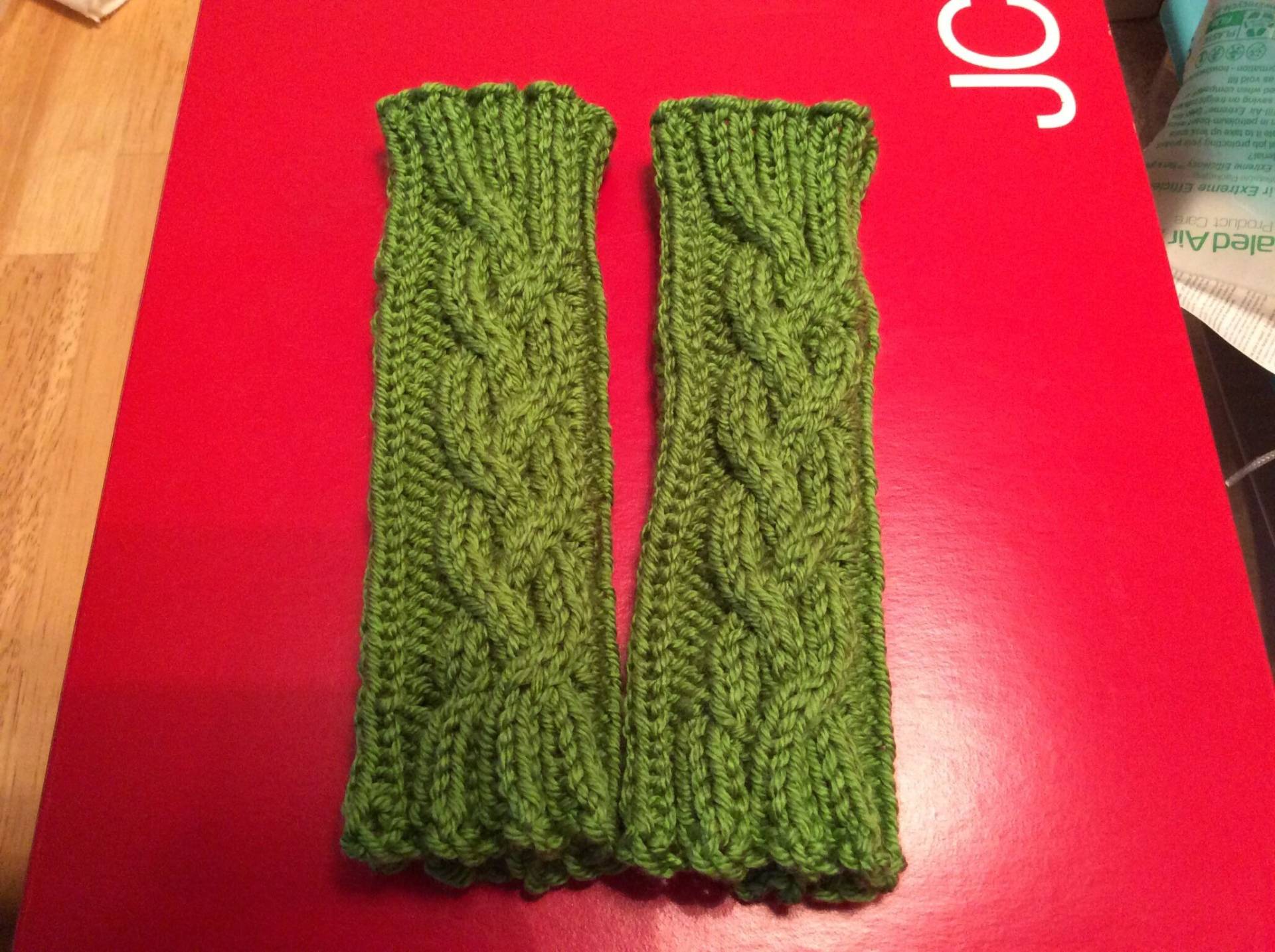 Pulswärmer Mit Zopfmuster von YearoftheFrogDesigns