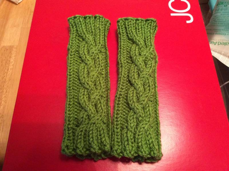 Pulswärmer Mit Zopfmuster Pulswärmer Mit Zopfmuster von YearoftheFrogDesigns