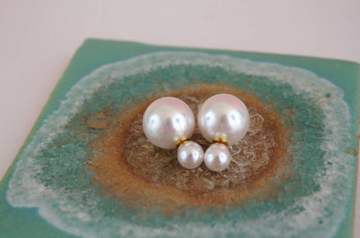 20 % Rabatt Auf Flash-Verkauf Pearl Doppel Kugel Ohrstecker Ohrringe Minimalistisch Double Sided Vorne Zurück 20 % Rabatt Auf Flash-Verkauf Pearl Doppel Kugel Ohrstecker Ohrringe Minimalistisch Double Sided Vorne Zurück von YeehawVintage