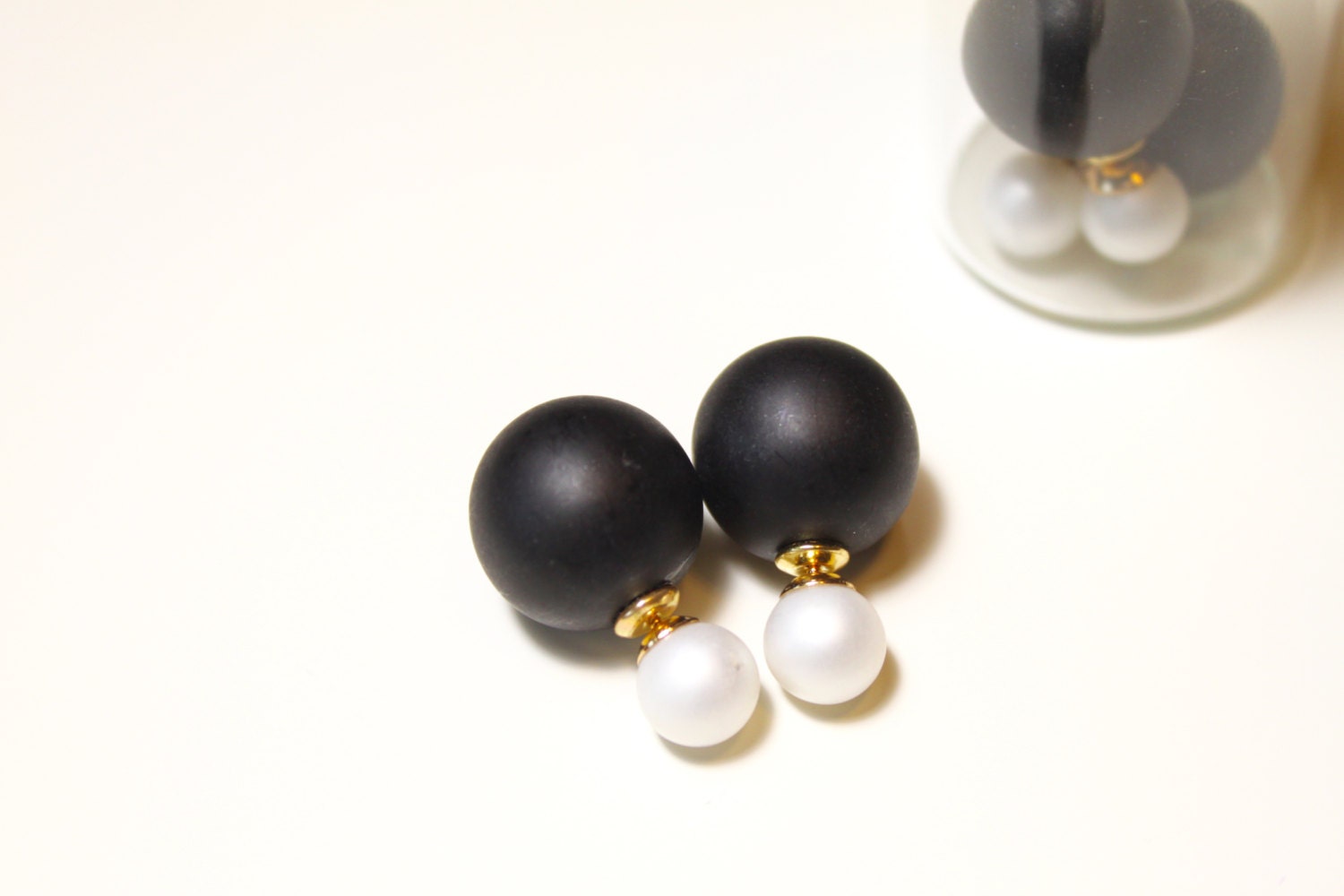 Matt Schwarz Und Weiß Zweifarbige Doppel Ball Ohrstecker Monochrome Minimalist Italienisch Von Coco & Marie Matt Schwarz Und Weiß Zweifarbige Doppel Ball Ohrstecker Monochrome Minimalist Italienisch Von Coco & Marie von YeehawVintage