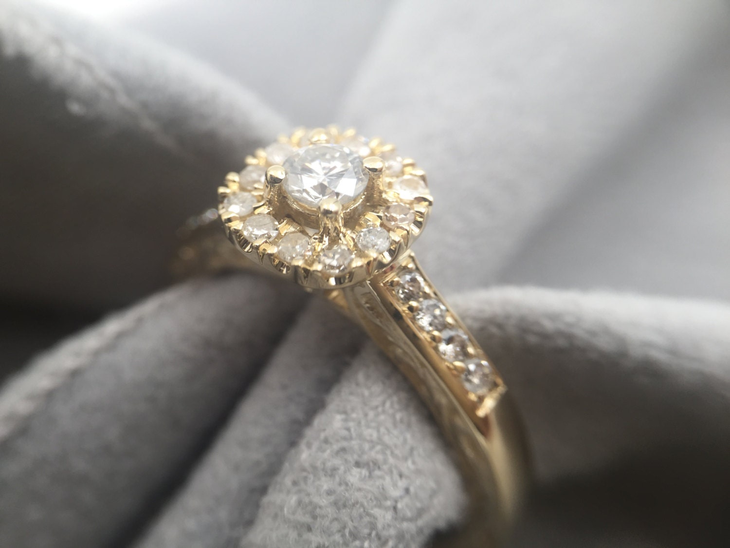 Entdecken Sie Unseren Vintage 14K Gold Sonnenblume Diamant Ring - Zart, Stapelbar & Minimalistisch Überprüfe Es Entdecken Sie Unseren Vintage 14K Gold Sonnenblume Diamant Ring - Zart, Stapelbar & Minimalistisch Überprüfe Es von YellowCanaryDTLA