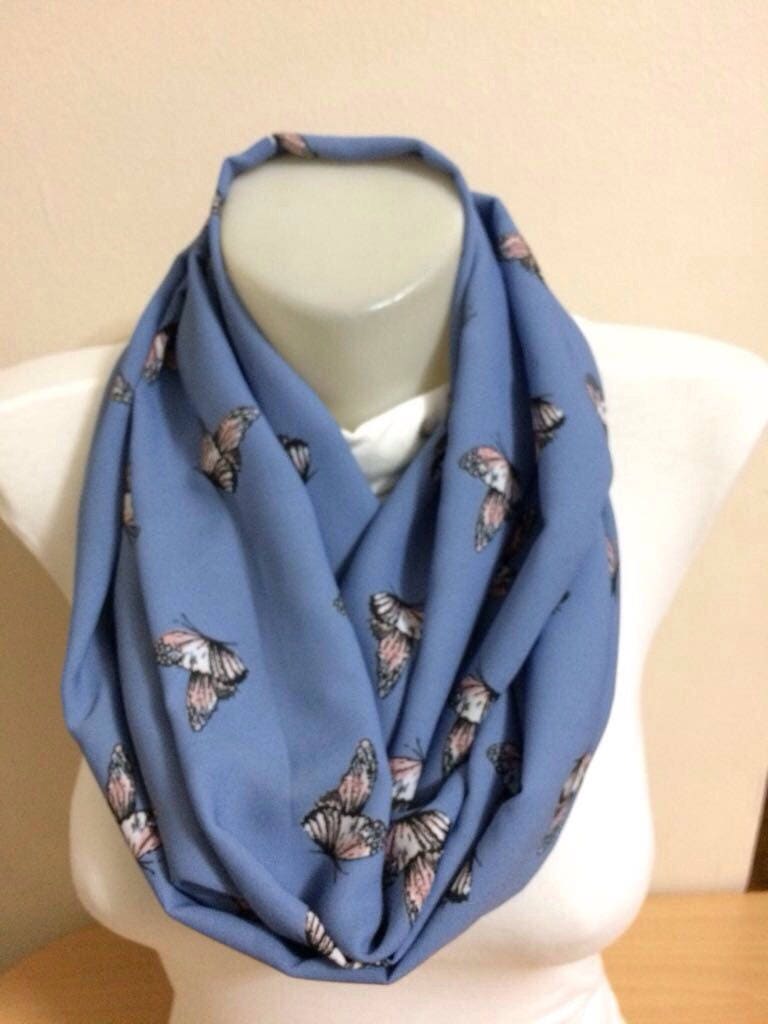 Blauer Stoff-Schmetterling-Schal, Stoffschal, Weihnachtsgeschenk, Unendlichkeitsschal, Kreisförmiger Schal von Yellowcrochet