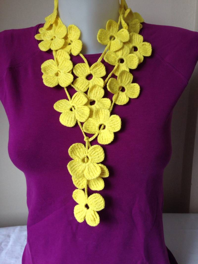 Blumiger Häkelschal in Gelb von Yellowcrochet