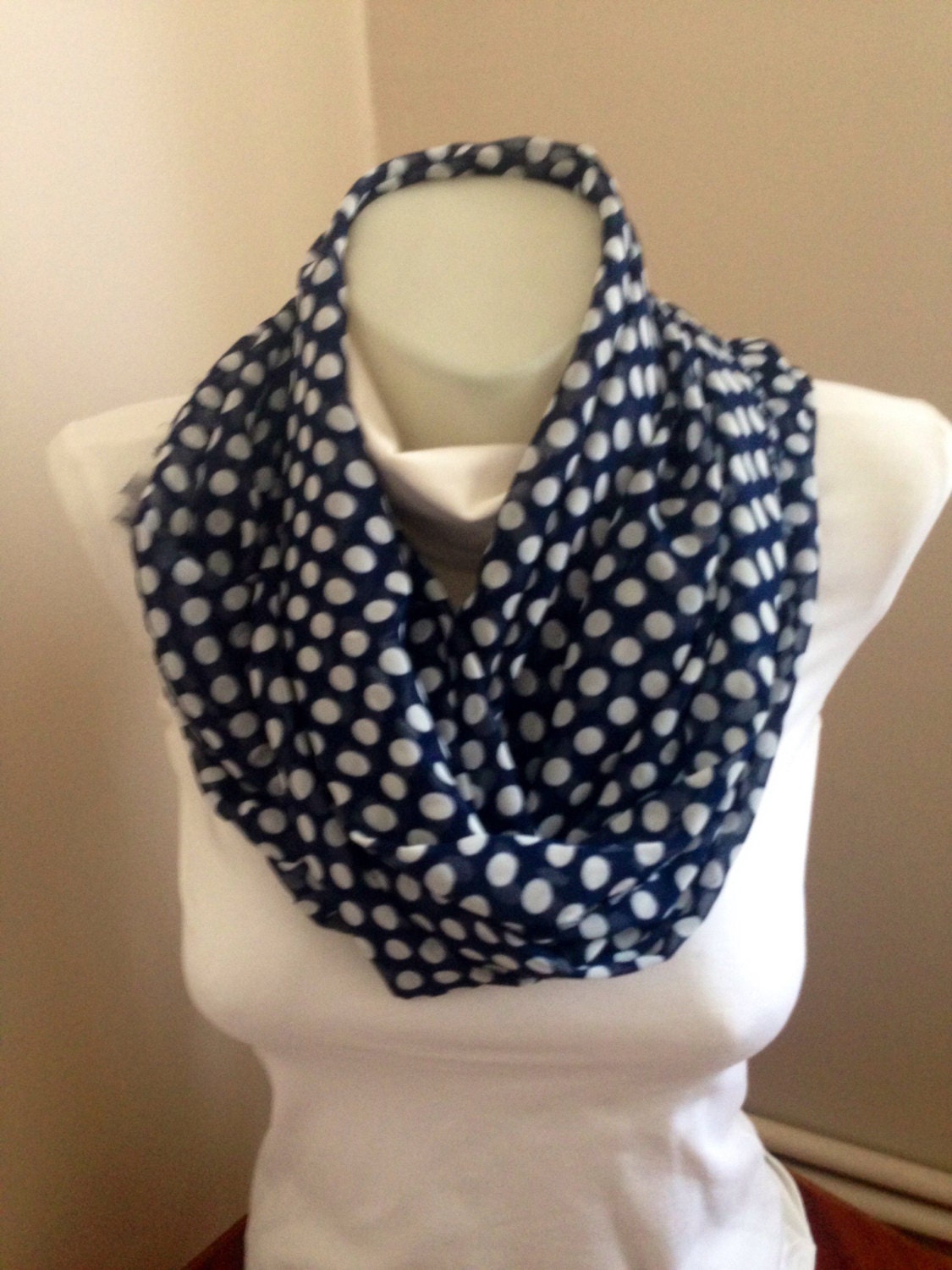 Dunkelblau Weiß Gepunkteter Schal, Weihnachtsgeschenk, Blau Weißer Schals, Infinity Schals, Infinity von Yellowcrochet