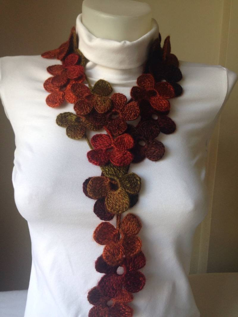 Floraler Häkelschal in Herbstfarben Grün, Orange, Braun von Yellowcrochet