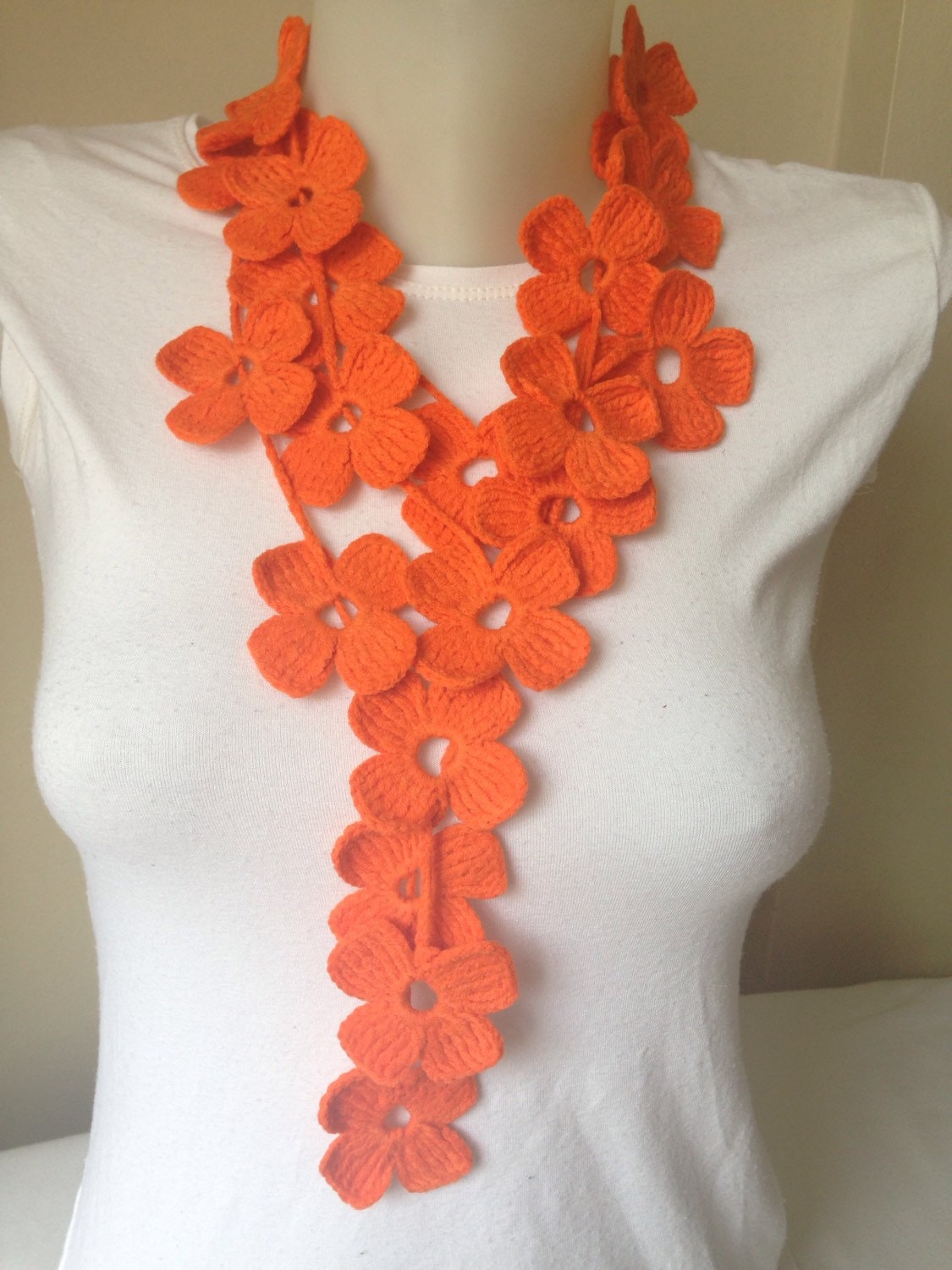 Geblümter Häkelschal in Neon Orange von Yellowcrochet