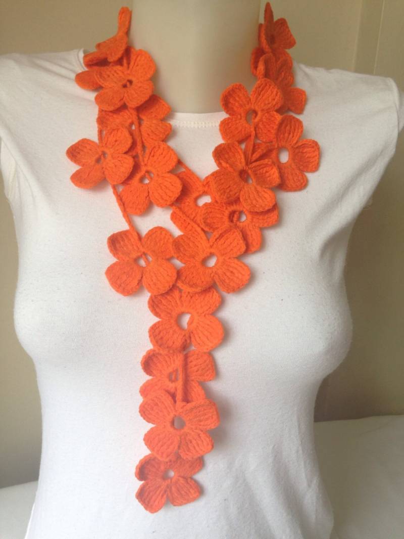 Geblümter Häkelschal in Neon Orange von Yellowcrochet
