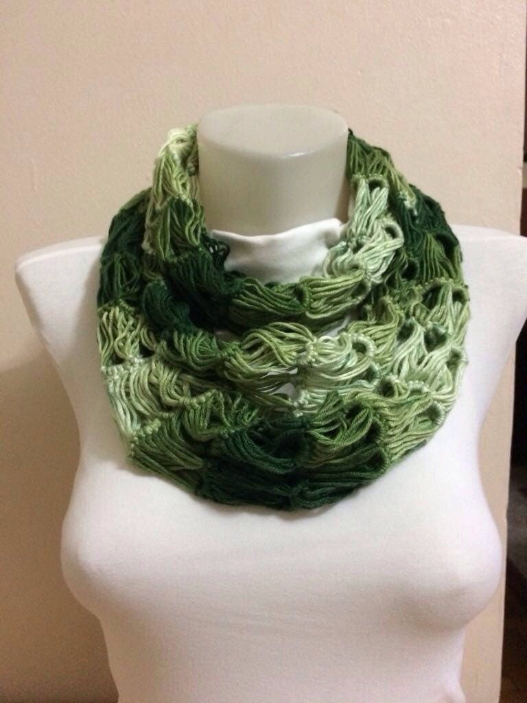 Gehäkelte Grün Und Weiß Schal, Handgefertigte Schal, Extra Lange Infinity Rundschal, Weihnachtsgeschenk von Yellowcrochet