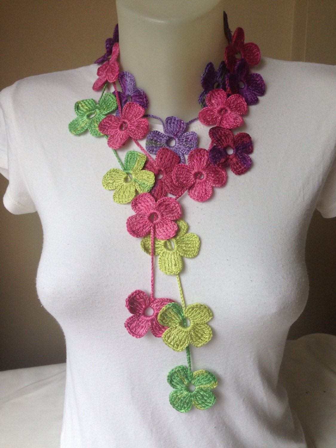 Gehäkelter Schal-Floraler Häkelschal in Verschiedenen Farboptionen, Weihnachtsgeschenk von Yellowcrochet